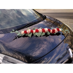 Dekoracja auta do ślubu - kompozycja bordowo-kremowa 